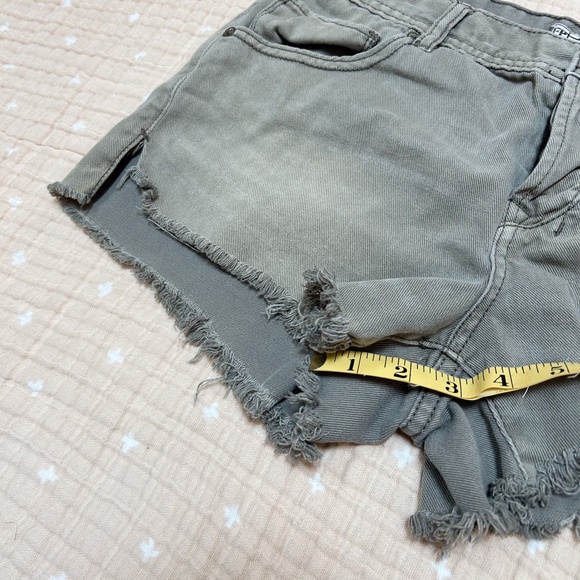 Free People Gray Distressed Denim Cut Off Jean Shorts Size 28 - 2.5" - Picture 8 of 8